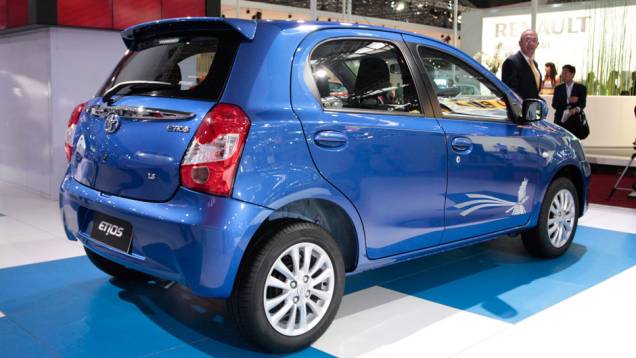 Dimensões são de 3,78 metros de comprimento e 2,46 metros de entre-eixos <a href="https://quatrorodas.abril.com.br/salao-do-automovel/2012/carros/toyota-etios-703992.shtml" rel="migration">Leia mais</a>