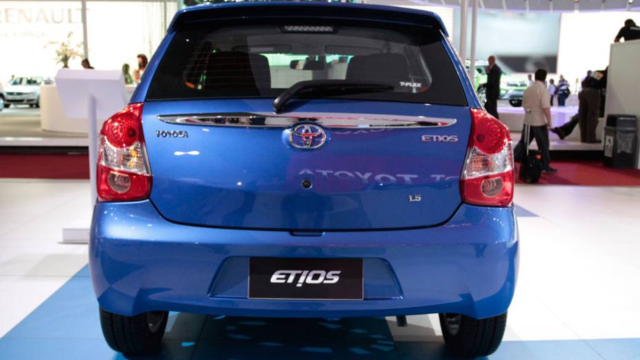 Etios hatch 1.3 acelera de 0 a 100 km/h em 11,9 com álcool no tanque <a href="https://quatrorodas.abril.com.br/salao-do-automovel/2012/carros/toyota-etios-703992.shtml" rel="migration">Leia mais</a>