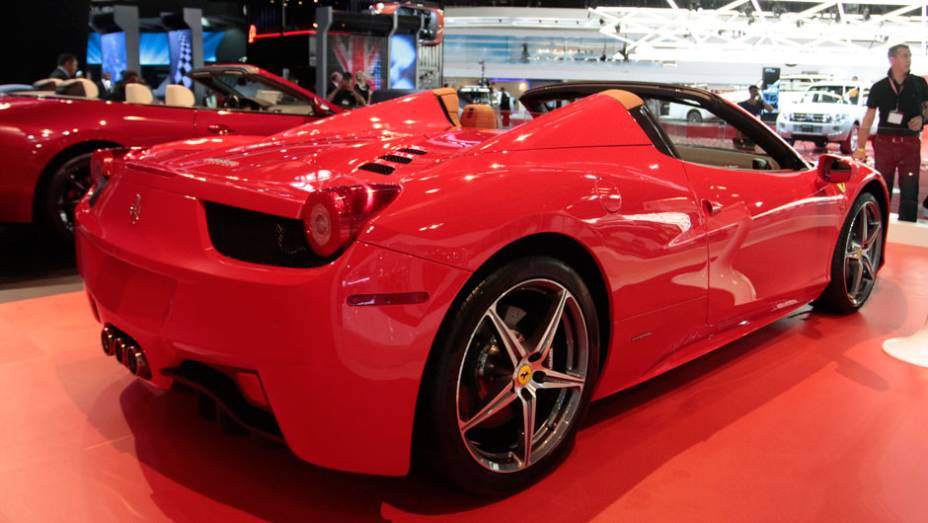 Potência gerada pela 458 é de 570 cavalos <a href="https://quatrorodas.abril.com.br/salao-do-automovel/2012/carros/458-spider-710167.shtml" rel="migration">Leia mais</a>