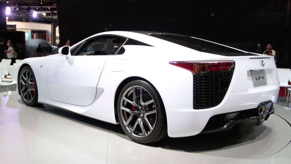 Esportivo é movido por um V10 4.8 aspirado de 560 cv <a href="https://quatrorodas.abril.com.br/salao-do-automovel/2012/carros/lexus-lfa-703969.shtml" rel="migration">Leia mais</a>