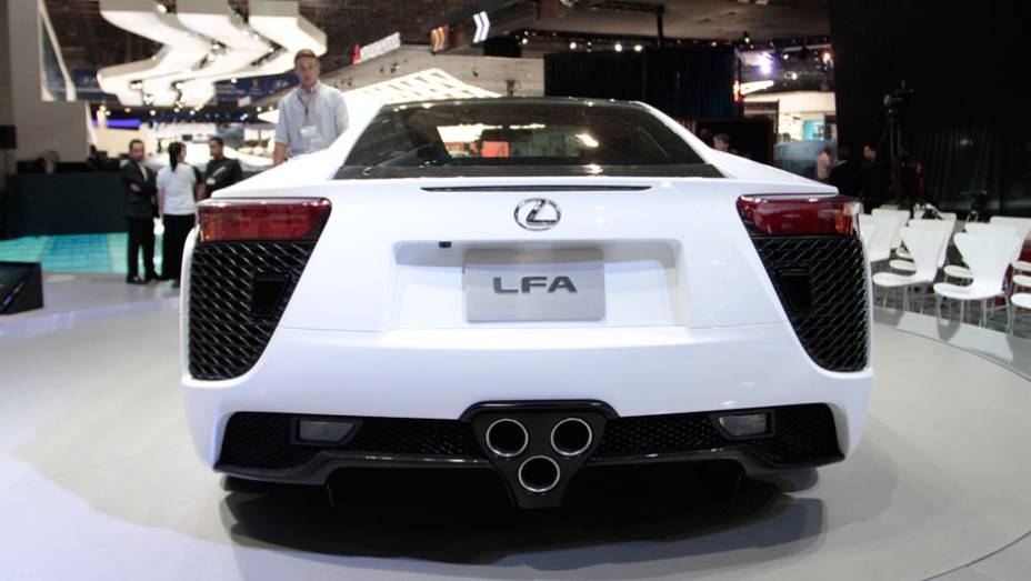 LFA acelera de 0 a 100 km/h em 3,6 segundos <a href="https://quatrorodas.abril.com.br/salao-do-automovel/2012/carros/lexus-lfa-703969.shtml" rel="migration">Leia mais</a>