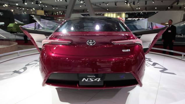 Sem divulgar dados de desempenho a Toyota também informou que o NS4 tem motorização híbrida | <a href="%20https://quatrorodas.abril.com.br/salao-do-automovel/2012/carros/ns4-711126.shtml" rel="migration">Leia mais</a>