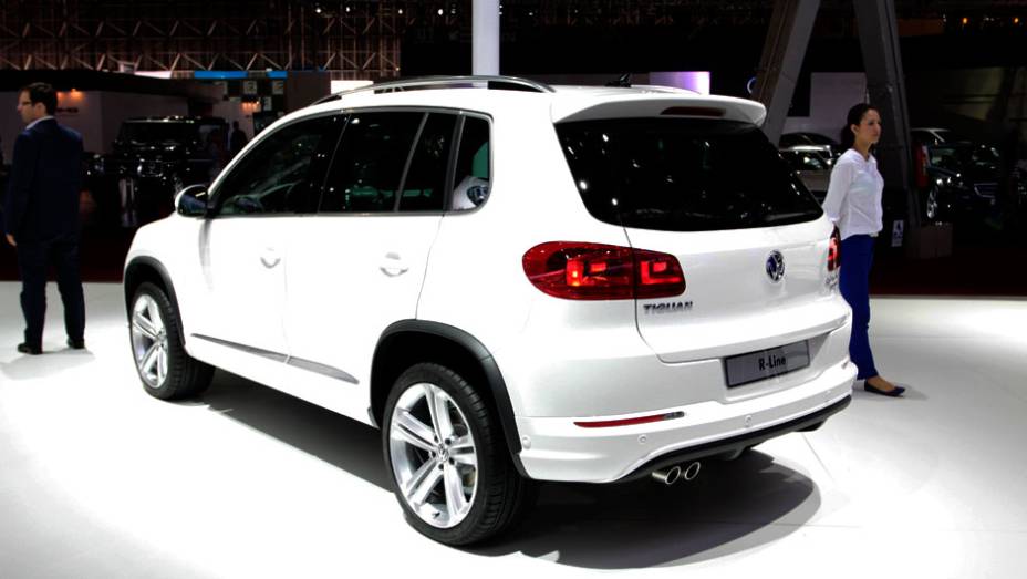 As diferenças estão mesmo no visual | <a href="https://quatrorodas.abril.com.br/salao-do-automovel/2012/carros/tiguan-r-line-710810.shtml" rel="migration">Leia mais</a>