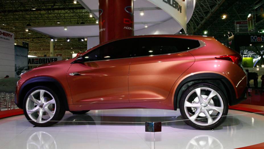 TX possui 4,47 metros de comprimento, 2,00 metros de largura e 1,67 metros de altura | <a href="https://quatrorodas.abril.com.br/salao-do-automovel/2012/carros/tx-709726.shtml" rel="migration">Leia mais</a>