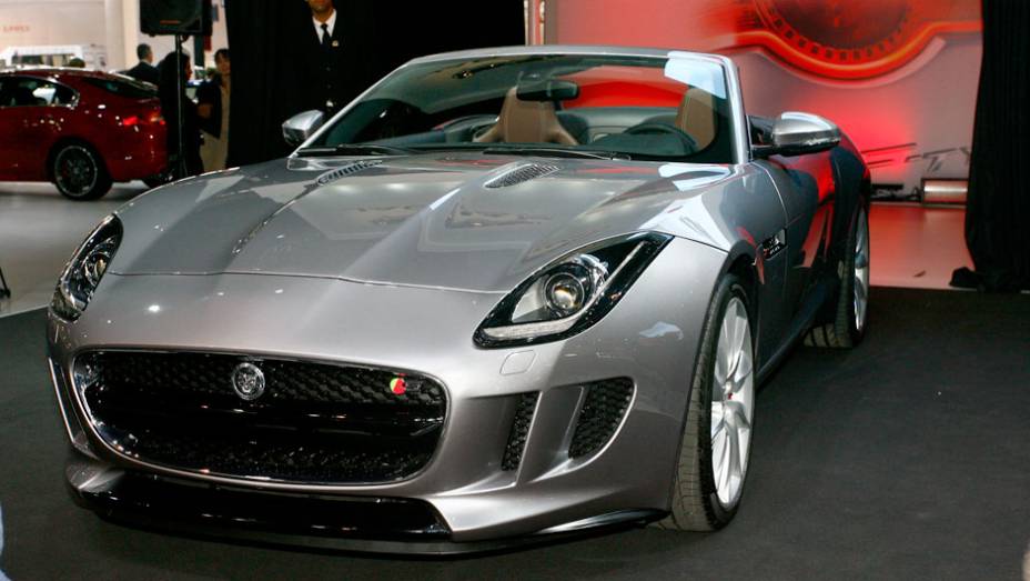 Recém-lançado no Salão de Paris, o F-Type também pinta em São Paulo| <a href="https://quatrorodas.abril.com.br/salao-do-automovel/2012/carros/f-type-704041.shtml" rel="migration">Leia mais</a>
