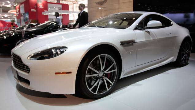 Modelo é equipado com motor 4,7 litros V8 <a href="https://quatrorodas.abril.com.br/salao-do-automovel/2012/carros/vantage-v8-710809.shtml" rel="migration">Leia mais</a> Modelo é equipado com motor 4,7 litros V8 <a href="https://quatrorodas.abril.com.br/salao-do-automovel/2012/carros/vantage-v8-710809.shtml" rel="migration">Leia mais</a>