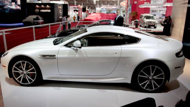 Ele desenvolve 420 cavalos de potência <a href="https://quatrorodas.abril.com.br/salao-do-automovel/2012/carros/vantage-v8-710809.shtml" rel="migration">Leia mais</a> Ele desenvolve 420 cavalos de potência <a href="https://quatrorodas.abril.com.br/salao-do-automovel/2012/carros/vantage-v8-710809.shtml" rel="migration">Leia mais</a>