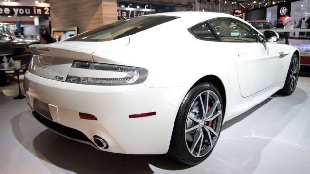 Modelo agora oferece duas opções de transmissão <a href="https://quatrorodas.abril.com.br/salao-do-automovel/2012/carros/vantage-v8-710809.shtml" rel="migration">Leia mais</a> Modelo agora oferece duas opções de transmissão <a href="https://quatrorodas.abril.com.br/salao-do-automovel/2012/carros/vantage-v8-710809.shtml" rel="migration">Leia mais</a>