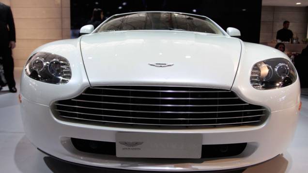 Câmbio de seis velocidades pode ser manual ou automatizado <a href="https://quatrorodas.abril.com.br/salao-do-automovel/2012/carros/vantage-v8-710809.shtml" rel="migration">Leia mais</a> Câmbio de seis velocidades pode ser manual ou automatizado <a href="https://quatrorodas.abril.com.br/salao-do-automovel/2012/carros/vantage-v8-710809.shtml" rel="migration">Leia mais</a>