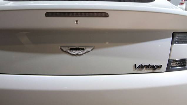 Câmbio de sete velocidades foi descontinuado <a href="https://quatrorodas.abril.com.br/salao-do-automovel/2012/carros/vantage-v8-710809.shtml" rel="migration">Leia mais</a> Câmbio de sete velocidades foi descontinuado <a href="https://quatrorodas.abril.com.br/salao-do-automovel/2012/carros/vantage-v8-710809.shtml" rel="migration">Leia mais</a>