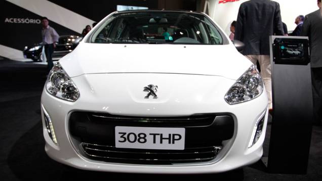 Modelo está disponível em apenas três cores (branco, cinza e vermelho) <a href="https://quatrorodas.abril.com.br/salao-do-automovel/2012/carros/308-thp-706066.shtml" rel="migration">Leia mais</a> Modelo está disponível em apenas três cores (branco, cinza e vermelho) <a href="https://quatrorodas.abril.com.br/salao-do-automovel/2012/carros/308-thp-706066.shtml" rel="migration">Leia mais</a>
