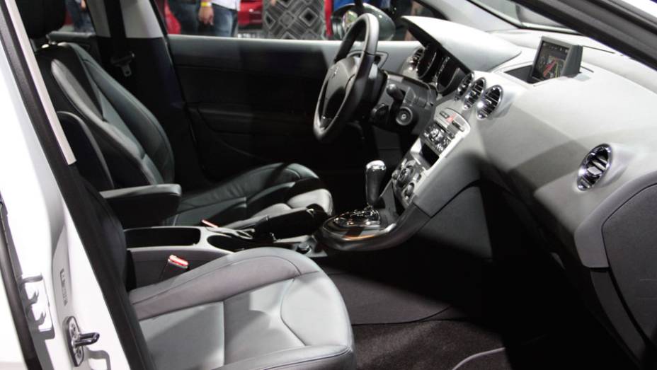 Interior oferece amplo espaço <a href="https://quatrorodas.abril.com.br/salao-do-automovel/2012/carros/308-thp-706066.shtml" rel="migration">Leia mais</a>