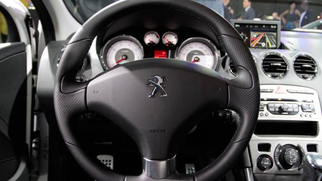 Volante de três raios é revestido em couro com base achatada <a href="https://quatrorodas.abril.com.br/salao-do-automovel/2012/carros/308-thp-706066.shtml" rel="migration">Leia mais</a> Volante de três raios é revestido em couro com base achatada <a href="https://quatrorodas.abril.com.br/salao-do-automovel/2012/carros/308-thp-706066.shtml" rel="migration">Leia mais</a>