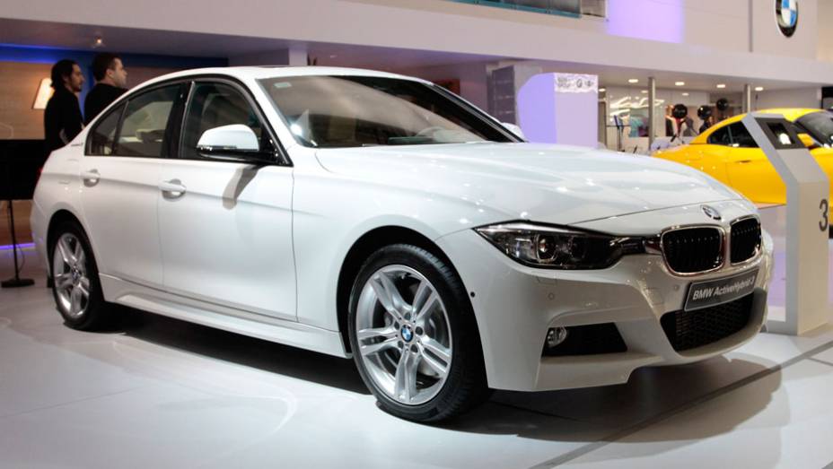Seguindo a tendência ecologicamente correta, a BMW trouxe ao Salão do Automóvel o ActiveHybrid 3 | <a href="%20https://quatrorodas.abril.com.br/salao-do-automovel/2012/carros/activehybrid-3-710945.shtml" rel="migration">Leia mais</a>