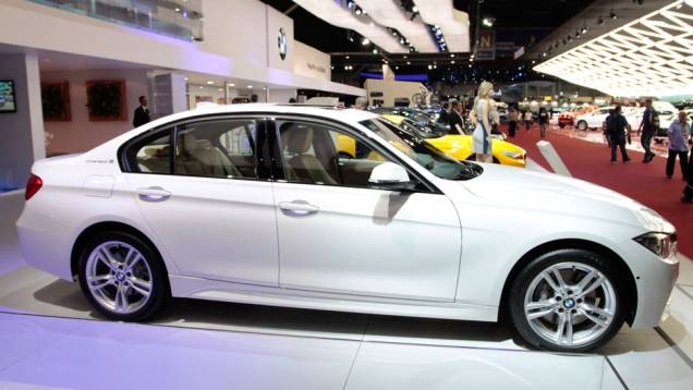 O modelo utiliza motor a combustão de seis cilindros em linha, que gera 306 cavalos de potência... | <a href="%20https://quatrorodas.abril.com.br/salao-do-automovel/2012/carros/activehybrid-3-710945.shtml" rel="migration">Leia mais</a> O modelo utiliza motor a combustão de seis cilindros em linha, que gera 306 cavalos de potência... | <a href="%20https://quatrorodas.abril.com.br/salao-do-automovel/2012/carros/activehybrid-3-710945.shtml" rel="migration">Leia mais</a>