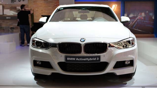 A transmissão é automática, de oito velocidades. | <a href="https://quatrorodas.abril.com.br/salao-do-automovel/2012/carros/activehybrid-3-710945.shtml" rel="migration">Leia mais</a> A transmissão é automática, de oito velocidades. | <a href="https://quatrorodas.abril.com.br/salao-do-automovel/2012/carros/activehybrid-3-710945.shtml" rel="migration">Leia mais</a>