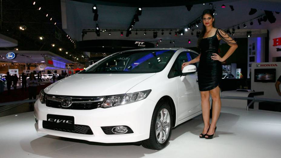 Duas novidades prometem rejuvenescer a linha Civic no Brasil | <a href="https://quatrorodas.abril.com.br/salao-do-automovel/2012/carros/civic-2-0-civic-si-709093.shtml" rel="migration">Leia mais</a>