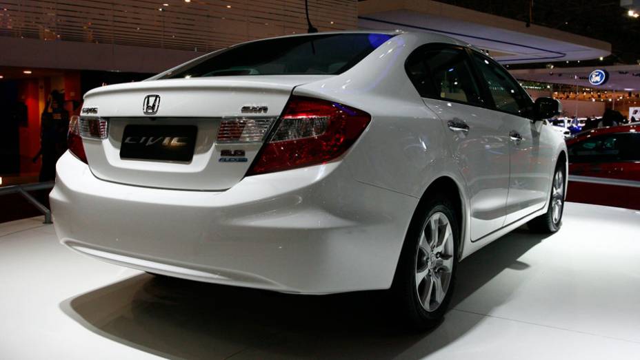 O primeiro lançamento será apresentado em fevereiro de 2013: trata-se da nova motorização 2.0, que entregará 155 cv com etanol | <a href="%20https://quatrorodas.abril.com.br/salao-do-automovel/2012/carros/civic-2-0-civic-si-709093.shtml" rel="migration">Leia mais</a>