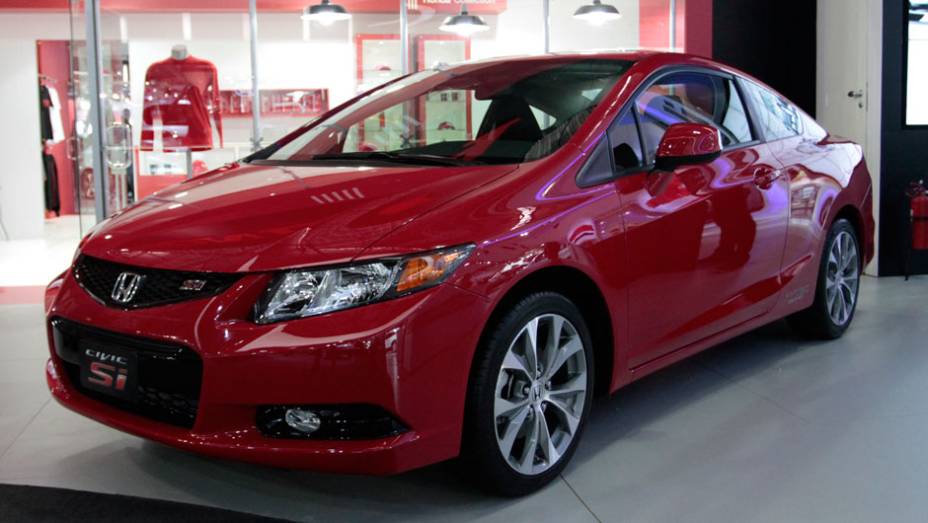 A segunda - e mais esperada - novidade será lançada apenas em 2014: o Civic Si | <a href="https://quatrorodas.abril.com.br/salao-do-automovel/2012/carros/civic-2-0-civic-si-709093.shtml" rel="migration">Leia mais</a>