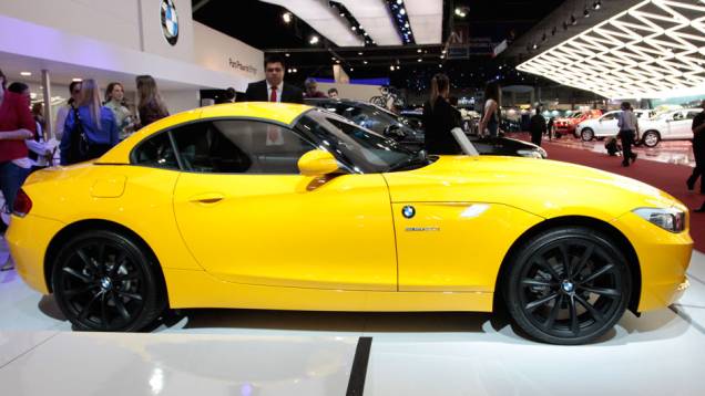 O Z4 está no evento, trazendo uma novidade: o motor Twin Power Turbo 2.0L de 4 cilindros, que entrega 184 cavalos de potência | <a href="%20https://quatrorodas.abril.com.br/salao-do-automovel/2012/carros/z4-pure-impulse-711065.shtml" rel="migration">Leia mais</a> O Z4 está no evento, trazendo uma novidade: o motor Twin Power Turbo 2.0L de 4 cilindros, que entrega 184 cavalos de potência | <a href="%20https://quatrorodas.abril.com.br/salao-do-automovel/2012/carros/z4-pure-impulse-711065.shtml" rel="migration">Leia mais</a>