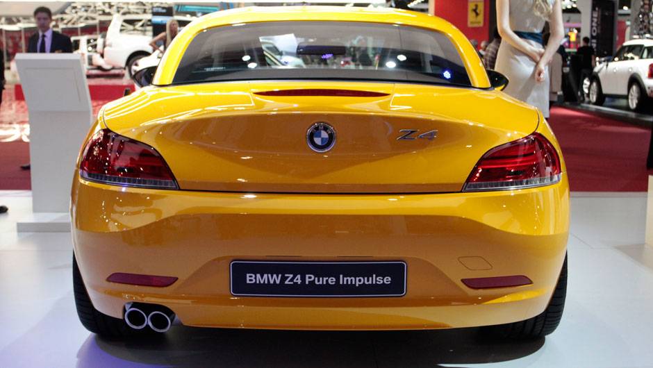 O modelo exposto &eacute; tem como cor de carroceria o Amarelo Atacama, rodas de liga-leve de 19 polegadas, far&oacute;is de x&ecirc;non e bancos esportivos em couro Kansas | <a href="%20https://quatrorodas.abril.com.br/salao-do-automovel/2012/carros/z4-pure-impulse-711065.shtm" rel="migration"></a>