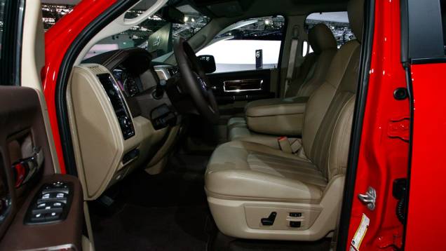 A versão conta com itens como ar-condicionado digital com duas zonas de regulagem de temperatura <a href="https://quatrorodas.abril.com.br/salao-do-automovel/2012/carros/2500-laramie-704034.shtml" rel="migration">Leia mais</a> A versão conta com itens como ar-condicionado digital com duas zonas de regulagem de temperatura <a href="https://quatrorodas.abril.com.br/salao-do-automovel/2012/carros/2500-laramie-704034.shtml" rel="migration">Leia mais</a>