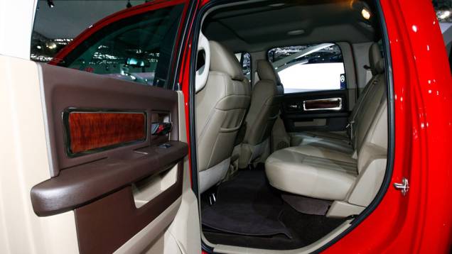 Picape tem conforto e espaço para seis pessoas <a href="https://quatrorodas.abril.com.br/salao-do-automovel/2012/carros/2500-laramie-704034.shtml" rel="migration">Leia mais</a>