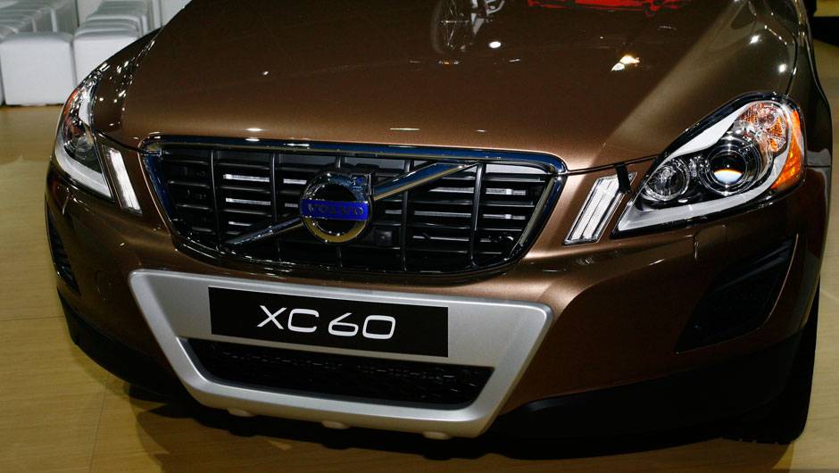 Duas op&ccedil;&otilde;es de motoriza&ccedil;&atilde;o est&atilde;o dispon&iacute;veis: a 2.0 turbo, que entrega 240 cavalos de pot&ecirc;ncia, e a 3.0 turbo, de 304 cv | <a href="https://quatrorodas.abril.com.br/salao-do-automovel/2012/carros/xc60-710170.shtml" rel="migration">Leia mais</a>