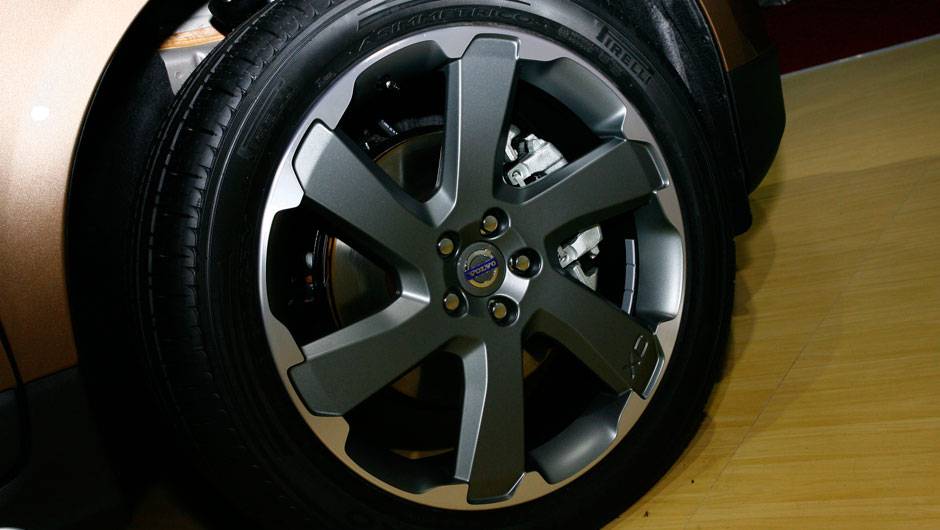 A vers&atilde;o mais cara do SUV &eacute; a T6 R-Design, valendo R$ 234 900| <a href="https://quatrorodas.abril.com.br/salao-do-automovel/2012/carros/xc60-710170.shtml" rel="migration">Leia mais</a>
