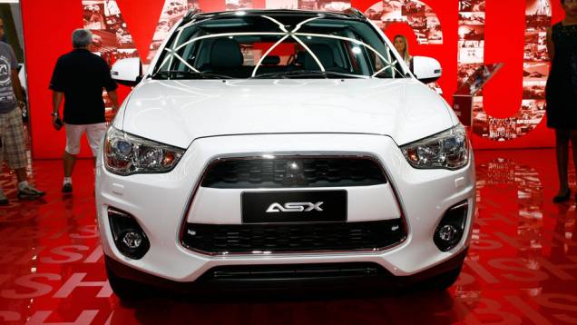 O para-choque dianteiro foi o que passou pela mais sensível atualização | <a href="https://quatrorodas.abril.com.br/salao-do-automovel/2012/carros/asx-2013-709011.shtml" rel="migration">Leia mais</a> O para-choque dianteiro foi o que passou pela mais sensível atualização | <a href="https://quatrorodas.abril.com.br/salao-do-automovel/2012/carros/asx-2013-709011.shtml" rel="migration">Leia mais</a>