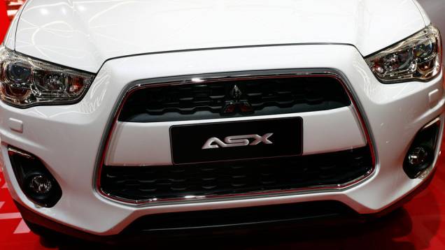 As versões do ASX disponíveis são a 4x2 e a 4x4, ambas com motor 2.0 de 160 cavalos de potência | <a href="https://quatrorodas.abril.com.br/salao-do-automovel/2012/carros/asx-2013-709011.shtml" rel="migration">Leia mais</a> As versões do ASX disponíveis são a 4x2 e a 4x4, ambas com motor 2.0 de 160 cavalos de potência | <a href="https://quatrorodas.abril.com.br/salao-do-automovel/2012/carros/asx-2013-709011.shtml" rel="migration">Leia mais</a>