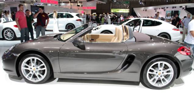 O modelo é uma das atrações da marca alemã no Salão do Automóvel | <a href="https://quatrorodas.abril.com.br/salao-do-automovel/2012/carros/boxster-703924.shtml" rel="migration">Leia mais</a>