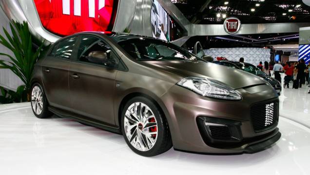 Grades maiores dão mais agressividade ao modelo <a href="https://quatrorodas.abril.com.br/salao-do-automovel/2012/carros/bravo-xtreme-710813.shtml" rel="migration">Leia mais</a> Grades maiores dão mais agressividade ao modelo <a href="https://quatrorodas.abril.com.br/salao-do-automovel/2012/carros/bravo-xtreme-710813.shtml" rel="migration">Leia mais</a>