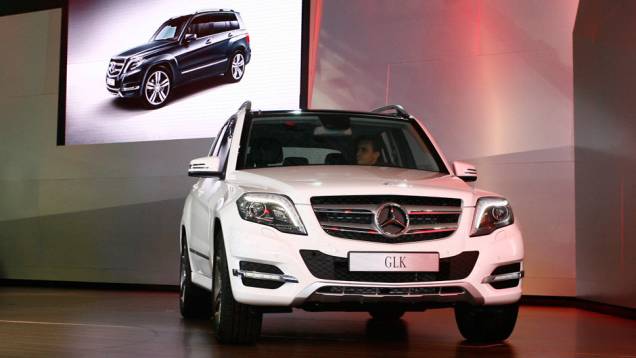 A nova geração do Mercedes-Benz GLK 300 chega ao mercado brasileiro com visual inspirado nos modelos mais recentes da linha | <a href="https://quatrorodas.abril.com.br/salao-do-automovel/2012/carros/mercedes-benz-glk-300-705949.shtml" rel="migration">Leia mais</a> A nova geração do Mercedes-Benz GLK 300 chega ao mercado brasileiro com visual inspirado nos modelos mais recentes da linha | <a href="https://quatrorodas.abril.com.br/salao-do-automovel/2012/carros/mercedes-benz-glk-300-705949.shtml" rel="migration">Leia mais</a>