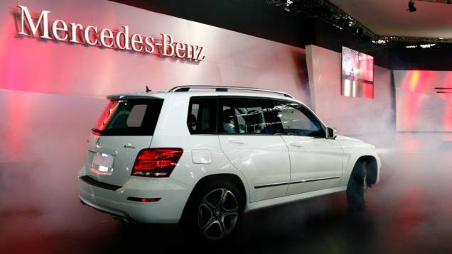 O modelo será lançado no Brasil na versão GLK 300 4MATIC, equipada com um motor 3.5 com seis cilindros em "V" | <a href="https://quatrorodas.abril.com.br/salao-do-automovel/2012/carros/mercedes-benz-glk-300-705949.shtml" rel="migration">Leia mais</a> O modelo será lançado no Brasil na versão GLK 300 4MATIC, equipada com um motor 3.5 com seis cilindros em "V" | <a href="https://quatrorodas.abril.com.br/salao-do-automovel/2012/carros/mercedes-benz-glk-300-705949.shtml" rel="migration">Leia mais</a>