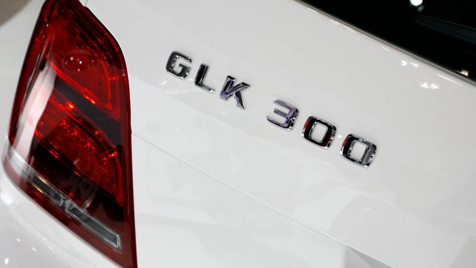 Entre os itens de série, o GLK traz airbag duplo frontal, airbags laterais e do tipo cortina, além da bolsa inflável para proteção dos joelhos do motorista| <a href="https://quatrorodas.abril.com.br/salao-do-automovel/2012/carros/mercedes-benz-glk-300-705" rel="migration"></a>