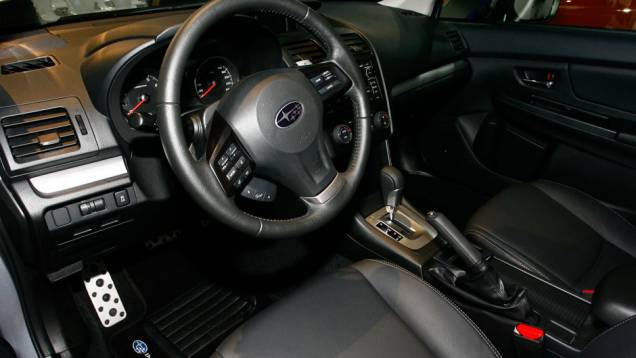 Em termos de segurança, o Subaru Impreza sedã vem com airbags frontais, laterais e de cabeça, imobiliador, apoio de cabeça ativo para os bancos dianteiros, freio a disco nas quatro rodas, com ABS e EBD | <a href="https://quatrorodas.abril.com.br/salao-do-a" rel="migration"></a>
