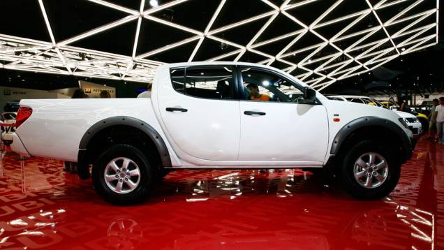 Agora, são cinco versões disponíveis: HPE, GL, GLS, GLX e Savana | <a href="https://quatrorodas.abril.com.br/salao-do-automovel/2012/carros/l200-triton-708879.shtml" rel="migration">Leia mais</a> Agora, são cinco versões disponíveis: HPE, GL, GLS, GLX e Savana | <a href="https://quatrorodas.abril.com.br/salao-do-automovel/2012/carros/l200-triton-708879.shtml" rel="migration">Leia mais</a>