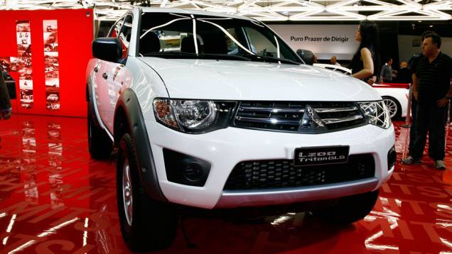 Entre as novidades do modelo, destaque para o sistema SDS de suspensão dinâmica, que garante maior estabilidade ao veículo tanto no asfalto quanto offroad | <a href="%20https://quatrorodas.abril.com.br/salao-do-automovel/2012/carros/l200-triton-708879.shtml" rel="migration"></a> Entre as novidades do modelo, destaque para o sistema SDS de suspensão dinâmica, que garante maior estabilidade ao veículo tanto no asfalto quanto offroad | <a href="%20https://quatrorodas.abril.com.br/salao-do-automovel/2012/carros/l200-triton-708879.shtml" rel="migration"></a>