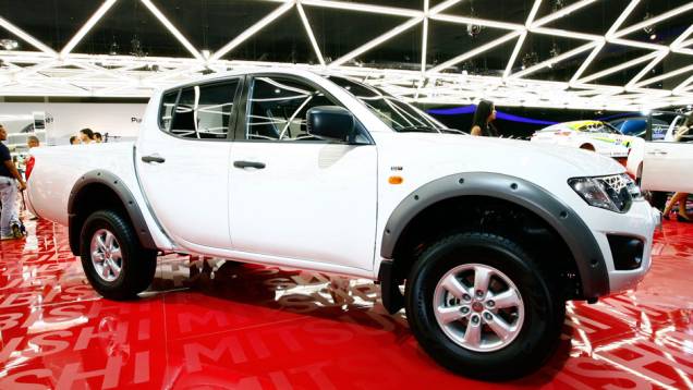Duas opções de motor estão disponíveis, sendo uma flex e outra a diesel | <a href="https://quatrorodas.abril.com.br/salao-do-automovel/2012/carros/l200-triton-708879.shtml" rel="migration">Leia mais</a> Duas opções de motor estão disponíveis, sendo uma flex e outra a diesel | <a href="https://quatrorodas.abril.com.br/salao-do-automovel/2012/carros/l200-triton-708879.shtml" rel="migration">Leia mais</a>
