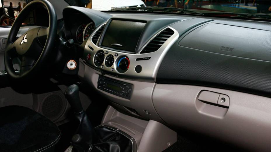 Em todas as versões, a tração é integral (AWD) | <a href="https://quatrorodas.abril.com.br/salao-do-automovel/2012/carros/l200-triton-708879.shtml" rel="migration">Leia mais</a>