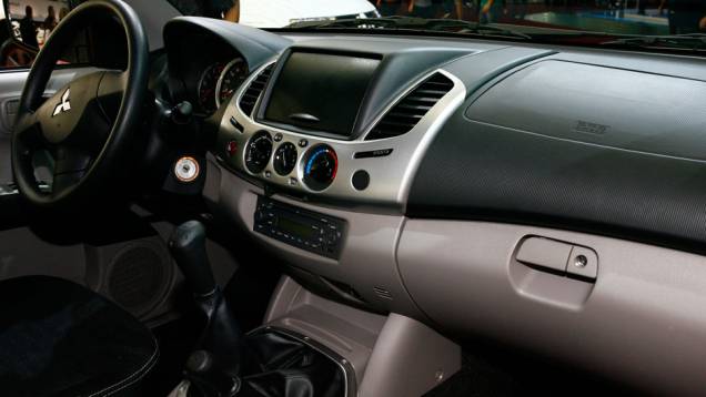 Em todas as versões, a tração é integral (AWD) | <a href="https://quatrorodas.abril.com.br/salao-do-automovel/2012/carros/l200-triton-708879.shtml" rel="migration">Leia mais</a> Em todas as versões, a tração é integral (AWD) | <a href="https://quatrorodas.abril.com.br/salao-do-automovel/2012/carros/l200-triton-708879.shtml" rel="migration">Leia mais</a>