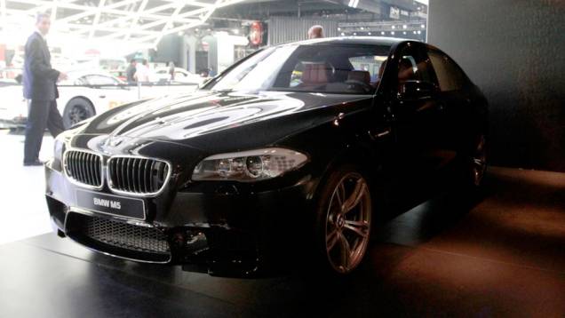 Um sedã de luxo com uma configuração de motor e suspensões que é digna de carros de competição | <a href="https://quatrorodas.abril.com.br/salao-do-automovel/2012/carros/m5-710905.shtml" rel="migration">Leia mais</a> Um sedã de luxo com uma configuração de motor e suspensões que é digna de carros de competição | <a href="https://quatrorodas.abril.com.br/salao-do-automovel/2012/carros/m5-710905.shtml" rel="migration">Leia mais</a>
