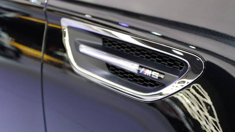 O carro vai de 0 a 100 km/h em 4,4 segundos, alcançando os 200 km/h em 13 segundos | <a href="https://quatrorodas.abril.com.br/salao-do-automovel/2012/carros/m5-710905.shtml" rel="migration">Leia mais</a>