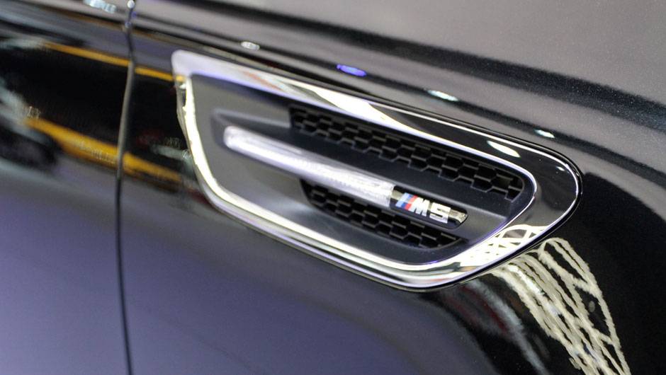 O carro vai de 0 a 100 km/h em 4,4 segundos, alcan&ccedil;ando os 200 km/h em 13 segundos | <a href="https://quatrorodas.abril.com.br/salao-do-automovel/2012/carros/m5-710905.shtml" rel="migration">Leia mais</a>
