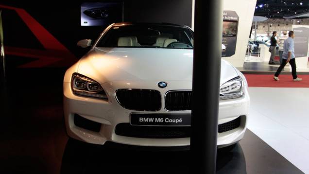 O M6 vem com motor V8 com tecnologia M Twin Power Turbo e potência máxima de 560 cavalos, basicamente o mesmo utilizado pelo sedã M5 | <a href="https://quatrorodas.abril.com.br/salao-do-automovel/2012/carros/m6-710910.shtml" rel="migration">Leia mais</a> O M6 vem com motor V8 com tecnologia M Twin Power Turbo e potência máxima de 560 cavalos, basicamente o mesmo utilizado pelo sedã M5 | <a href="https://quatrorodas.abril.com.br/salao-do-automovel/2012/carros/m6-710910.shtml" rel="migration">Leia mais</a>