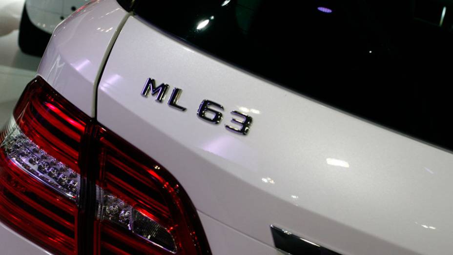 Transmissão é automática de sete velocidades <a href="https://quatrorodas.abril.com.br/salao-do-automovel/2012/carros/ml-63-amg-710227.shtml" rel="migration">Leia mais</a>