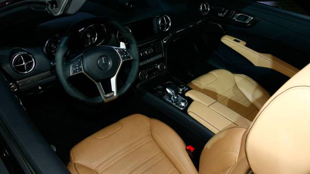 A tração é integral 4MATIC <a href="https://quatrorodas.abril.com.br/salao-do-automovel/2012/carros/ml-63-amg-710227.shtml" rel="migration">Leia mais</a> A tração é integral 4MATIC <a href="https://quatrorodas.abril.com.br/salao-do-automovel/2012/carros/ml-63-amg-710227.shtml" rel="migration">Leia mais</a>
