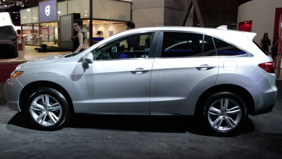 Seu representante nesta categoria é o RDX, definido pela Acura como um veículo que combina "o luxo e o conforto de um SUV com o desempenho e a economia de um veículo mais compacto" | <a href="https://quatrorodas.abril.com.br/salao-do-automovel/2012/carros/" rel="migration"></a>