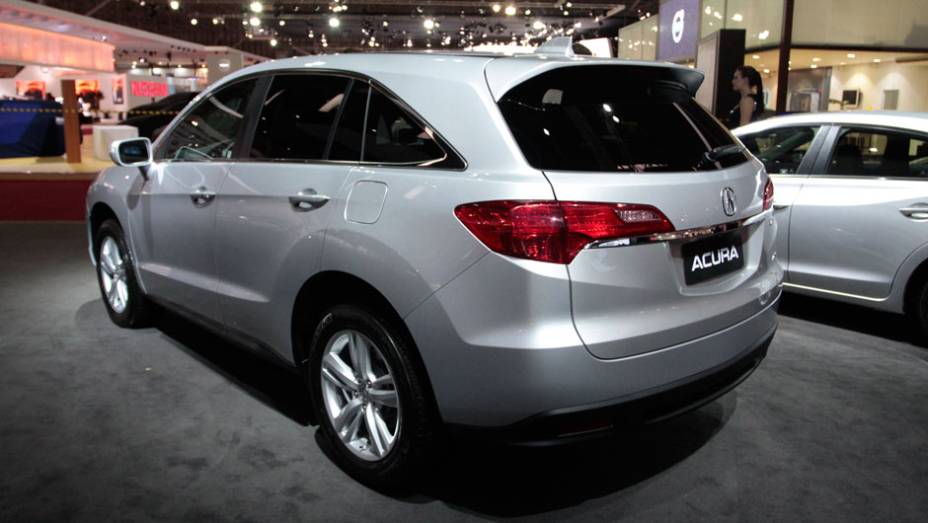 No Salão do Automóvel, está exposto um exemplar da versão 3.5 V6, com transmissão automática de seis marchas e tração nas quatro rodas | <a href="https://quatrorodas.abril.com.br/salao-do-automovel/2012/carros/rdx-710698.shtml" rel="migration">Leia mais</a>